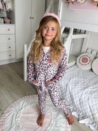 POSLEDNÍ KUSY! ✨ Roztomilý velurový set v jemném růžovém leopardím vzoru – měkoučký, hřejivý a dokonale pohodlný! 💗🐆 Tento...